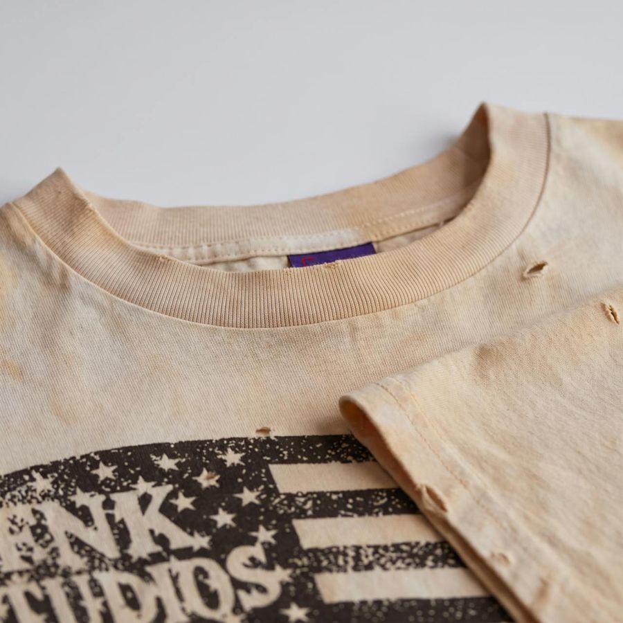 Dstry Us T Shirt – Close-up: collar, cuff, hem