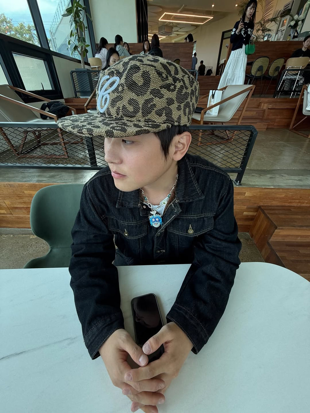 @hun_e_o_ wearing the Guava Berry Chain at a cafe