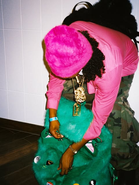 @yakiyn styling the Long Weekend Fur Bag with a pink jacket